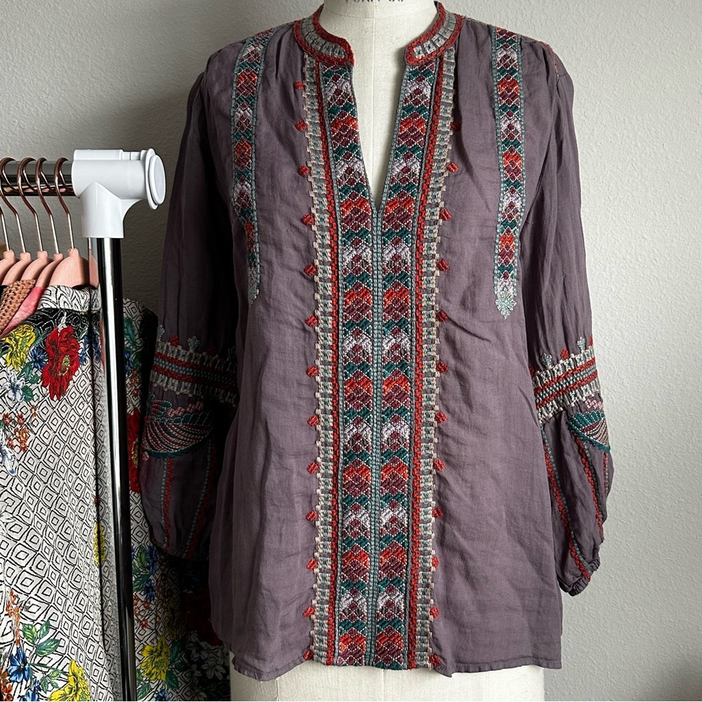 JOHNNY WAS LAVENDER EMBROIDERED PEASANT TOP
